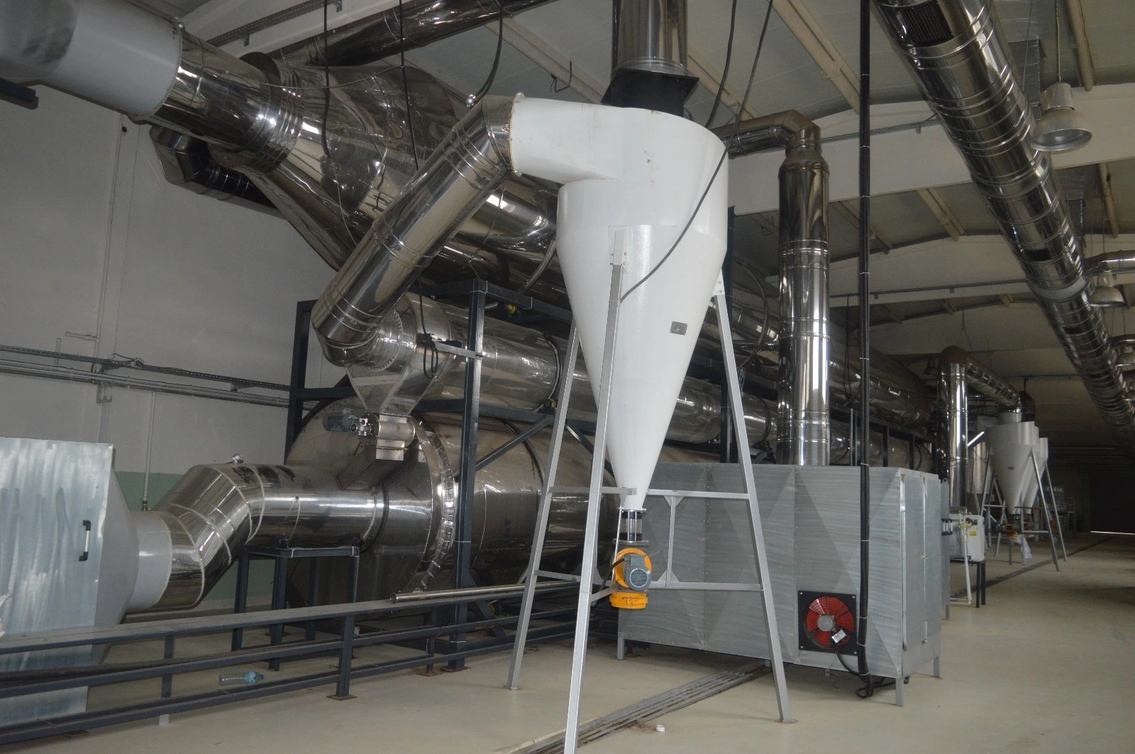 Kurutulacak malzemenin besleme konveyörü